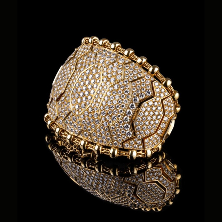 Yellow gold bracelet with pavé diamonds